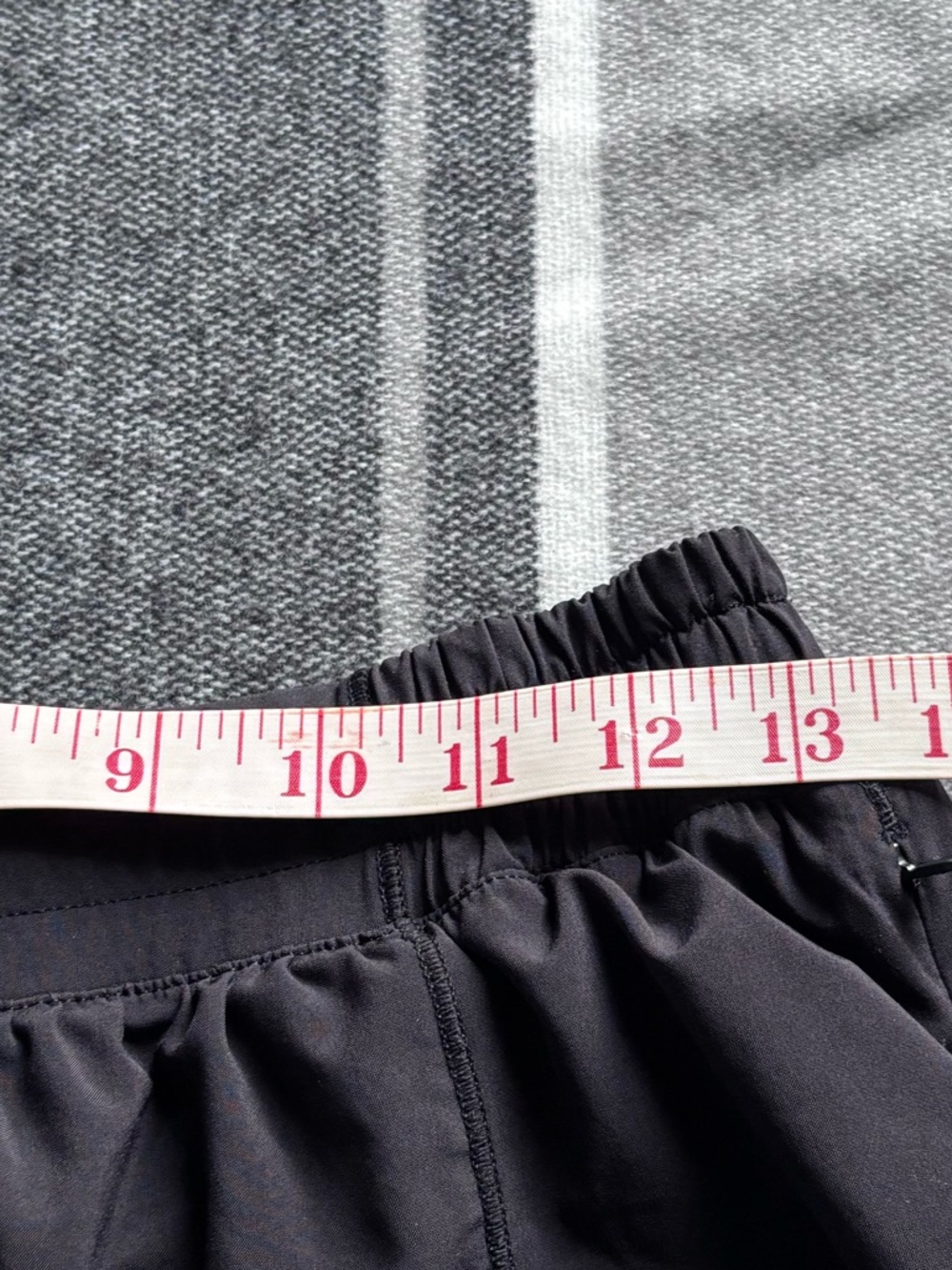 Lululemon Hotty Hot Short II 2.5" in Black - Picture 9 of 10